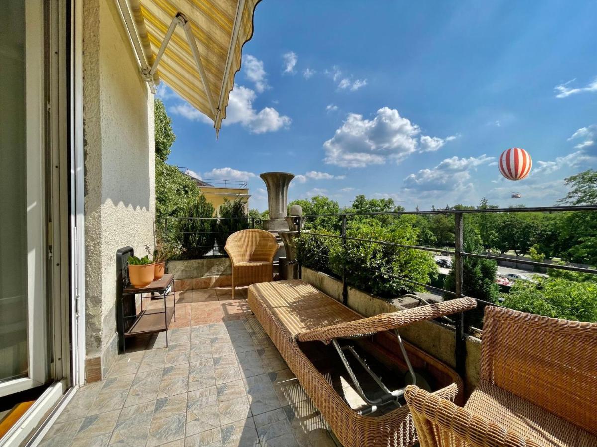 Villa With Terrace Overlooking The City Park Budapesta Exterior foto